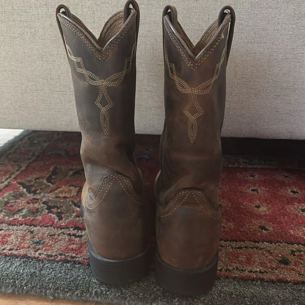 Ariat boots
Size 9.5
Nearly new condition, one a handful of times
Perfect treads - Picture 4 of 6